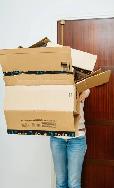 Mulher segurando pilha de pacotes Amazon Prime — Fotografia de Stock