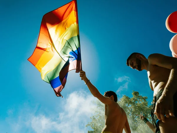 Gay orgullo hombres bailando LGBT personas en camión con arco iris bandera — Foto de Stock