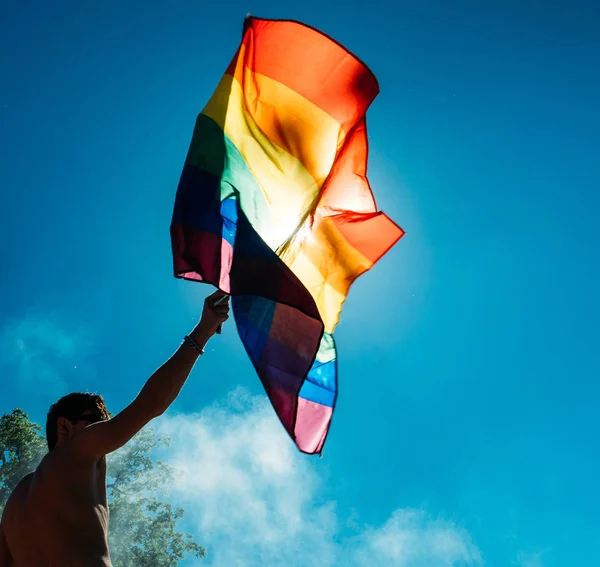 Gay pride mannen Lgbt-mensen dansen op vrachtwagen met Regenboogvlag — Stockfoto