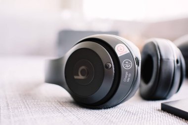 Yukarıdan'in yeni Beats 3 stüdyo profesyonel kablosuz yöneticisi görüntüleme