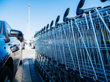 Alışveriş sepetlerini Araba Park yakınında süpermarket 