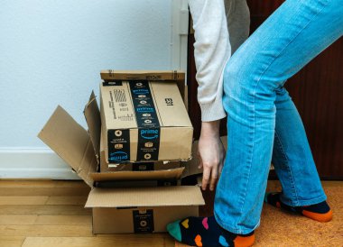 Amazon Prime paketleri yandaki ev atık 