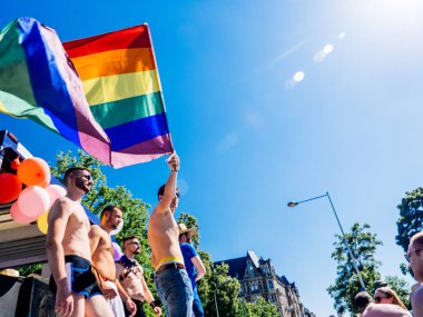 Gay Pride Fransa'da bayrak sallayarak