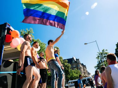 Gay Pride Fransa'da bayrak sallayarak