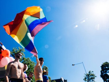 Gay Pride Fransa'da bayrak sallayarak