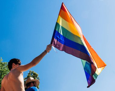 Gay Pride Fransa'da bayrak sallayarak