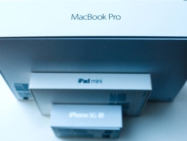 Apple bilgisayarlar birden fazla ambalaj karton