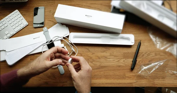 POV unboxing ve ilk koşmak-in Apple Watch Serisi 3 şarj cihazı