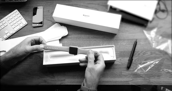 Unboxing POV e primeira execução do Apple Watch Series 3 — Fotografia de Stock