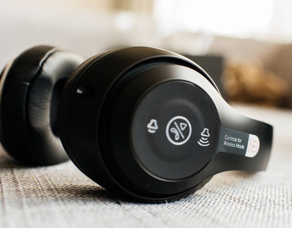 Вид сверху на новую профессиональную беспроводную головку Beats 3 Studio
