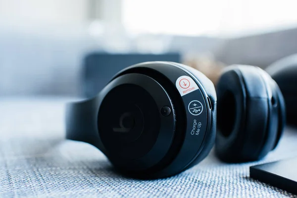 View from above of new Beats 3 Studio professional wireless head — Stock Photo, Image