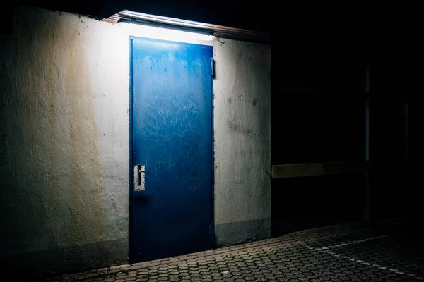 Dveře svítící v noci — Stock fotografie