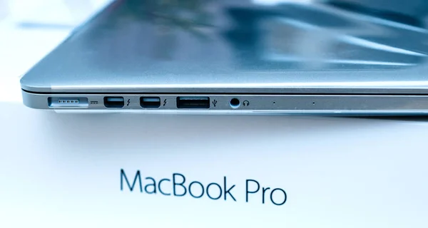 Apple Macbook Pro laptop komputer unboxing — Zdjęcie stockowe