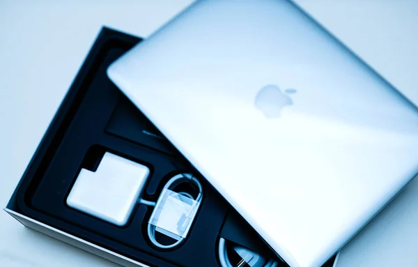 2015年1月14日 新苹果笔记本电脑上的倾斜移位镜头与快速处理器和 Gpu 取消装箱与 — 图库照片