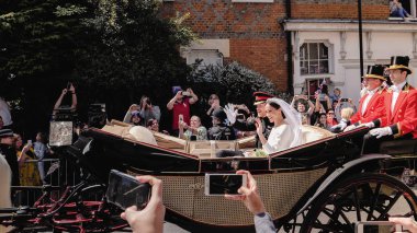 Windsor, İngiltere - 19 Mayıs 2018: Prens Harry, Sussex Dükü ve Meghan, Sussex Düşes bırak Windsor Castle Ascot Landau taşıma sırasında St Georges Şapeli'nde evleniyor sonra bir alay içinde