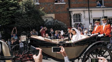 Windsor, İngiltere - 19 Mayıs 2018: Prens Harry, Sussex Dükü ve Meghan, Sussex Düşes bırak Windsor Castle Ascot Landau taşıma sırasında St Georges Şapeli'nde evleniyor sonra bir alay içinde