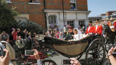 Windsor, İngiltere - 19 Mayıs 2018: Prens Harry, Sussex Dükü ve Meghan, Sussex Düşes bırak Windsor Castle Ascot Landau taşıma sırasında St Georges Şapeli'nde evleniyor sonra bir alay içinde