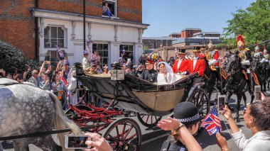 Windsor, İngiltere - 19 Mayıs 2018: Prens Harry, Sussex Dükü ve Meghan, Sussex Düşes bırak Windsor Castle Ascot Landau taşıma sırasında St Georges Şapeli'nde evleniyor sonra bir alay içinde