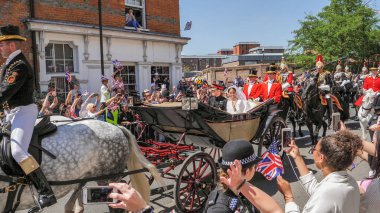 Windsor, İngiltere - 19 Mayıs 2018: Prens Harry, Sussex Dükü ve Meghan, Sussex Düşes bırak Windsor Castle Ascot Landau taşıma sırasında St Georges Şapeli'nde evleniyor sonra bir alay içinde