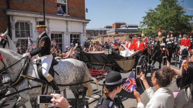 Windsor, İngiltere - 19 Mayıs 2018: Prens Harry, Sussex Dükü ve Meghan, Sussex Düşes bırak Windsor Castle Ascot Landau taşıma sırasında St Georges Şapeli'nde evleniyor sonra bir alay içinde