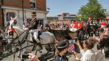 Windsor, İngiltere - 19 Mayıs 2018: Prens Harry, Sussex Dükü ve Meghan, Sussex Düşes bırak Windsor Castle Ascot Landau taşıma sırasında St Georges Şapeli'nde evleniyor sonra bir alay içinde