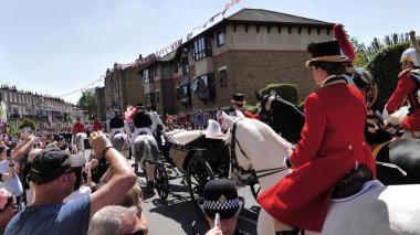 Windsor, İngiltere - 19 Mayıs 2018: Prens Harry, Sussex Dükü ve Meghan, Sussex Düşes bırak Windsor Castle Ascot Landau taşıma sırasında St Georges Şapeli'nde evleniyor sonra bir alay içinde