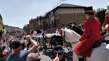Windsor, İngiltere - 19 Mayıs 2018: Prens Harry, Sussex Dükü ve Meghan, Sussex Düşes bırak Windsor Castle Ascot Landau taşıma sırasında St Georges Şapeli'nde evleniyor sonra bir alay içinde