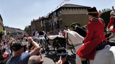 Windsor, İngiltere - 19 Mayıs 2018: Prens Harry, Sussex Dükü ve Meghan, Sussex Düşes bırak Windsor Castle Ascot Landau taşıma sırasında St Georges Şapeli'nde evleniyor sonra bir alay içinde