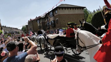 Windsor, İngiltere - 19 Mayıs 2018: Prens Harry, Sussex Dükü ve Meghan, Sussex Düşes bırak Windsor Castle Ascot Landau taşıma sırasında St Georges Şapeli'nde evleniyor sonra bir alay içinde