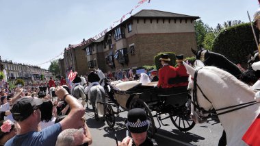 Windsor, İngiltere - 19 Mayıs 2018: Prens Harry, Sussex Dükü ve Meghan, Sussex Düşes bırak Windsor Castle Ascot Landau taşıma sırasında St Georges Şapeli'nde evleniyor sonra bir alay içinde