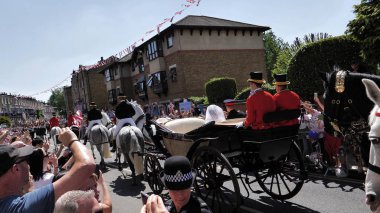 Windsor, İngiltere - 19 Mayıs 2018: Prens Harry, Sussex Dükü ve Meghan, Sussex Düşes bırak Windsor Castle Ascot Landau taşıma sırasında St Georges Şapeli'nde evleniyor sonra bir alay içinde