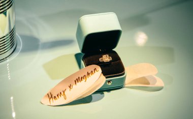 London, Büyük Britanya - 18 Mayıs 2018: Tiffany ve Co lüks elmas yüzük sembolik metin Harry ve Meghan pencere alışveriş vitrin