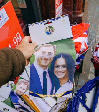 London, Büyük Britanya - 18 Mayıs 2018: 19 Mayıs Windsor Castle Meghan Markel Prens Harry gerçekleşmesi Hatıra royal düğün kutlama satan Hediyelik eşya mağazaları satın adam