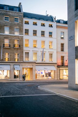 London, Büyük Britanya - 18 Mayıs 2018: Dusk cephe Dior ve Chanel Moda Saray'nın Roayl düğün kutlama mesajı Galler Kcvo Galler Prensi Harry ve Ms Meghan Markle ile 