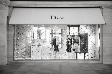 London, Büyük Britanya - 18 Mayıs 2018: kutlama mesajı Christian Dior moda butik Galler Prensi Harry Galler Kcvo ve Ms Meghan Markle amiral gemisi mağaza Regent Street'te kraliyet düğünü siyah ve beyaz için