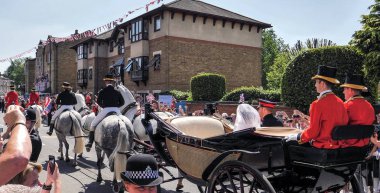 Windsor, İngiltere - 19 Mayıs 2018: Prens Harry, Sussex Dükü ve Meghan, Sussex Düşes bırak Windsor Castle Ascot Landau taşıma sırasında St Georges Şapeli'nde evleniyor sonra bir alay içinde