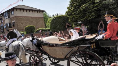 Windsor, İngiltere - 19 Mayıs 2018: Prens Harry, Sussex Dükü ve Meghan, Sussex Düşes bırak Windsor Castle Ascot Landau taşıma sırasında St Georges Şapeli'nde evleniyor sonra bir alay içinde