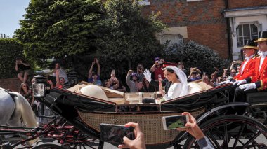 Windsor, İngiltere - 19 Mayıs 2018: Prens Harry, Sussex Dükü ve Meghan, Sussex Düşes bırak Windsor Castle Ascot Landau taşıma sırasında St Georges Şapeli'nde evleniyor sonra bir alay içinde