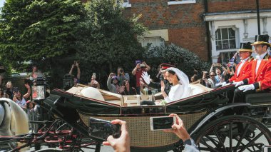 Windsor, İngiltere - 19 Mayıs 2018: Prens Harry, Sussex Dükü ve Meghan, Sussex Düşes bırak Windsor Castle Ascot Landau taşıma sırasında St Georges Şapeli'nde evleniyor sonra bir alay içinde