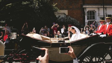 Windsor, İngiltere - 19 Mayıs 2018: Prens Harry, Sussex Dükü ve Meghan, Sussex Düşes bırak Windsor Castle Ascot Landau taşıma sırasında St Georges Şapeli'nde evleniyor sonra bir alay içinde