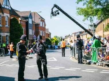 Windsor, Büyük Britanya - 19 Mayıs 2018: Tv yayını kamera, memur polis memurları royal düğün evlilik kutlama Prens Harry ve Meghan Markle göz hapsinde