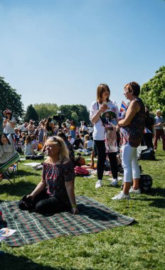 Windsor, Büyük Britanya - 19 Mayıs 2018: insanlar parti, picnique Long Walk bahçelerinde royal düğün evlilik kutlama Prens Harry, Sussex Dükü ve Düşesi Sussex Meghan Markle