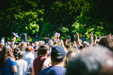 Windsor, İngiltere - 19 Mayıs 2018: kraliyet düğünü limuzin törenleri sırasında Prens Harry, Sussex Dükü ve Düşesi Sussex Meghan Markle evlilik kutlama applauding kalabalık 