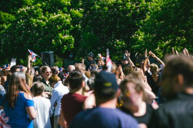 Windsor, İngiltere - 19 Mayıs 2018: kraliyet düğünü limuzin törenleri sırasında Prens Harry, Sussex Dükü ve Düşesi Sussex Meghan Markle evlilik kutlama applauding kalabalık 