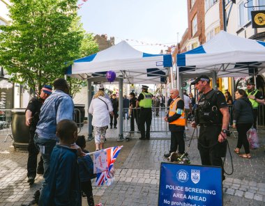 Windsor, Berkshire, İngiltere - 19 Mayıs 2018: alan önde Prens Harry, Sussex Dükü ve Düşesi Sussex Meghan Markle royal düğün evlilik kutlama için eleme polis