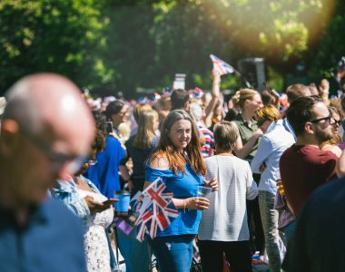 Windsor, İngiltere - 19 Mayıs 2018: Kadın, Prens Harry, Sussex Dükü ve Düşesi Sussex Meghan Markle royal düğün evlilik kutlama için bekleyen uzun rwalk üzerinde bira içiyor