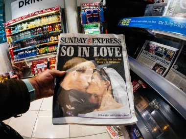 Londra, İngiltere - 20 Mayıs 2018: Pov Pazar Express İngiliz basını kiosk Prens Harry ve Meghan Royal Düğün çok In Love takip Markle portreleri yer ön kapak gazetede