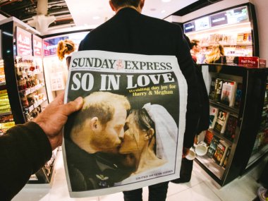 Londra, İngiltere - 20 Mayıs 2018: Pov Pazar hızlı ön kapak gazete İngiliz basını kiosk Prens Harry ve Meghan Royal Düğün Yani aşık takip Markle portreleri yer 