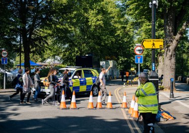 Windsor, Büyük Britanya - 19 Mayıs 2018: Tours grup ve kraliyet düğünü sarı sokak tabelası ok Prens Harry, Sussex Dükü ve Düşesi Sussex Meghan Markle evlilik sırasında