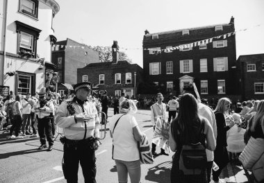Windsor, Büyük Britanya - 19 Mayıs 2018: Prens Harry, Sussex Dükü ve Düşesi Sussex Meghan Markle royal düğün evlilik kutlama için insanlar trafik yönlendiren bir araya geldi polis memuru